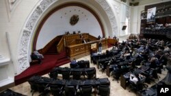 Opposition lawmaker Henry Ramos Allup speaks from the podium during a session of the National Assembly in Caracas, Venezuela, Aug. 7, 2017. 