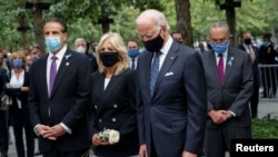 资料照片：美国总统拜登及夫人在纽约州前州长科莫的陪同下参加纽约市911攻击事件19周年的纪念活动（2020年9月11日）
