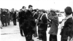 រូប​ឯកសារ៖ នៅ​ក្នុង​រូបថត​មិន​មាន​កាល​បរិច្ឆេទនេះ ដែល​ផ្តល់​ឱ្យ​ដោយមជ្ឈមណ្ឌល​ឯកសារ​កម្ពុជា មេដឹកនាំ​ខ្មែរក្រហម ប៉ុល ពត (កណ្តាល) ស្វាគមន៍​កម្មាភិបាល​ខ្មែរក្រហម​នៅ​ព្រលាន​យន្តហោះ​ភ្នំពេញ។