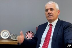 Menteri Dalam Negeri Xhelal Svecla dalam wawancara dengan Associated Press di Pristina, Ibu Kota Kosovo, 16 Agustus 2022. (Foto: Florent Bajrami/AP Photo)