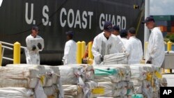 美国海岸警卫队员正在卸载从洪都拉斯加勒比海沿岸截获的大约7.5吨可卡因 (2011年8月2日)