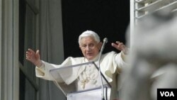 Paus Benediktus XVI memberikan pesan di Vatikan.