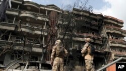 Anggota Pasukan Keamanan Afghanistan mengamankan lokasi pasca serangan di Kabul, Afghanistan, 29 Juli 2019. 