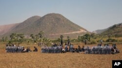 ក្រុម​ប៉ូលីស​ភូមា​ឈរ​ជើង​នៅ​អណ្តូង​រ៉ែ​ Letpadaung ភាគ​ពាយព្យ​នៃ​ប្រទេស​ភូមា​កាលពី​ថ្ងៃទី២២ ខែធ្នូ ឆ្នាំ២០១៤។