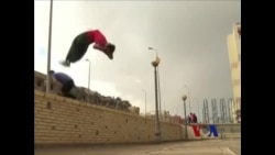 埃及年轻人违法聚众参与极限运动