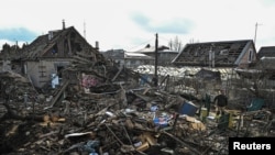 Tim penyelamat melakukan pencarian korban di lokasi bangunan tempat tinggal yang hancur akibat serangan drone Rusia di Zaporizhzhia, Ukraina, 28 Maret 2024. (REUTERS/Stringer)