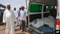 Gwamna Ibrahim Gaidam, na Jihar Yobe, yana kallon wasu gawarwakin da aka kawo masallaci a Damaturu domin yi musu jana'iza.