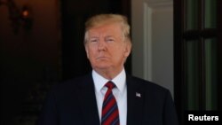 រូបឯកសារ៖​ ប្រធានាធិបតីអាមេរិកលោក Donald Trump រង់ចាំ​ប្រធានាធិបតីស្វីស​នៅ​សេតវិមាន កាល​ពី​ថ្ងៃ​ទី១៦ ខែឧសភា ឆ្នាំ​២០១៩។ 