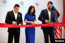 Pemimpin MNC Group, Hary Tanoesoedibjo, dan istrinya, Liliana Tanaja Tanoesoedibjo, dan Wakil President Eksekutif Trump Organization, Donald J. Trump, berisap menggunting pita dalam acara pra peluncuran Trump Residences di Jakarta, Selasa, 13 Agustus 2019