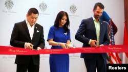 Pemimpin MNC Group, Hary Tanoesoedibjo, dan istrinya, Liliana Tanaja Tanoesoedibjo, dan Wakil President Eksekutif Trump Organization, Donald J. Trump, menggunting pita dalam acara pra peluncuran Trump Residences di Jakarta, 13 Agustus 2019. (Foto: Willy Kurniawan/Reuters)