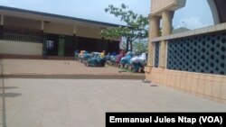 Les jeunes filles en prière dans l’enceinte de l’école franco-arabe de la Briqueterie, un quartier populaire, foyer du mariage précoce à Yaoundé, Cameroun, 6 mars 2017. (VOA/ Emmanuel Jules Ntap)