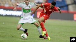 L'Algérien Mohamed Meftah, à gauche, joue contre le Tunisien Mohamed Amine Ben Amor, à droite, lors de la CAN 2017 au stade de Franceville, le 19 janvier 2017.