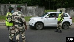 Une voiture stoppée à un checkpoint à Libreville, le 13 avril 2020. (Steeve Jordan/AFP)