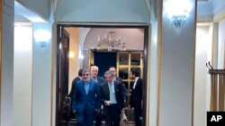 Generalnog direktora Međunarodne agencije za atomsku energiju (IAEA), Rafaela Mariana Grosija dočekuje zamjenik šefa Organizacije za atomsku energiju Irana, po dolasku na aerodrom Mehrabad u Teheranu, 13. novembra 2024. (Organizacija za atomsku energiju Irana preko AP-a)