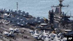 Pesawat tempur AS berderet di atas kapal induk USS George Washington yang merapat di pelabuhan Busan, Korea Selatan (4/10).
