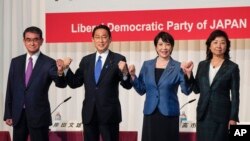 일본의 차기 총리를 뽑는 집권 자민당 총재 경선에 출마한 후보 4명이 지난 17일 기자회견 하는 모습(왼쪽부터 고노 다로 행정개혁담당상, 기시다 후미오 전 자민당 정무조사회장, 다카이치 사나에 전 총무상, 노다 세이코 당 간사장 대행)