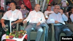 Prezidentlər Vladimir Putin, Serj Sarkisyan və İlham Əliyev beynəlxalq sambo turnirini seyr edirlər. Soçi, 9 avqust, 2014.