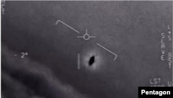지난 4월 미국 국방부가 군용기에서 촬영한 미확인비행물체 영상을 공개했다.