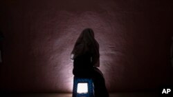 ብሰንኪ ምቁራጽ ደሞዝ፡ ኣብያተ ትምህርቲ ከም ዝተዓጽዋን ልዕሊ 100 ሺሕ ተመሃሮ ካብ ትምህርቲ ወጻኢ ምዃኖምን እቲ ጸብጻብ የመልክት።