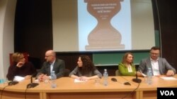 Svetlana Lukić, Nemanja Nenadić, Sofija Mandić, Snježana Milivojević i Raša Nedeljkov na tribini o izbornim uslovima "Cvet, slon ili bojkot", u sklopu serije tribina "Nije filozofski ćutati", na Filozofskom fakultetu u Beogradu, 26. decembra 2019. (Foto: Veljko Popović, VoA)