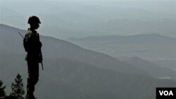 Seorang tentara Pakistan berjaga-jaga di daerah pegunungan Waziristan Utara (foto: dok).