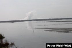 Semburan lumpur Lapindo menjadi trauma dan ancaman bagi warga yang tinggal di sekitar lokasi tambang (Foto: VOA/Petrus Riski).