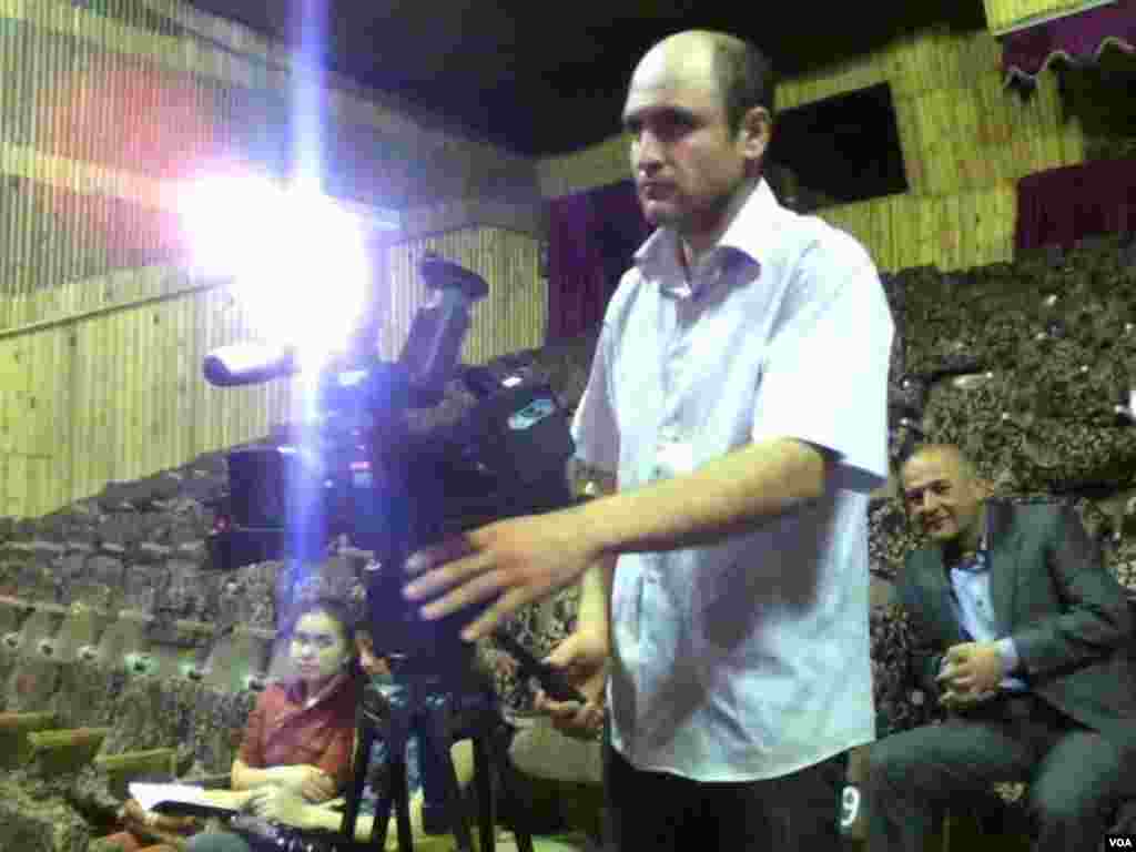 O&#39;zbeklarning ijodiy kechasi oldidan zalda mahalliy televideniye operatori ishga hozirlik ko&#39;rmoqda