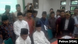 Salahuddin Wahid (duduk kanan) bersama para ulama dan santri Ponpes Tebuireng Jombang menandatangani deklarasi Tolak RUU Pertembakauan (Foto: VOA/Petrus Riski).
