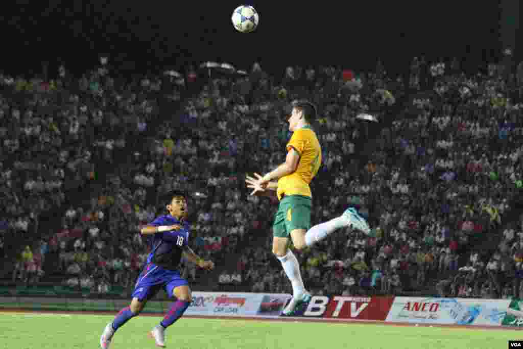 ការ​ប្រកួត​បាល់​ទាត់​ពាន​រង្វាន់​យុវជន​អាស៊ាន​ក្រោម​អាយុ​១៦​ រវាងក្រុមជម្រើសជាតិកម្ពុជា និង អូស្រ្តាលី កាលពីថ្ងៃទី៣០ ខែកក្កដា ឆ្នាំ២០១៥ នៅពហុកីឡាដ្ឋានជាតិអូឡាំពិក។ កម្ពុជាបានចាញ់អូស្រ្តាលី ក្នុង​លទ្ធផល​០​ទល់​នឹង​៤​។ (ប៉ាង ចំណាន/VOA)