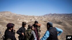 Para anggota pasukan tentara Taliban berdiri di lembah Mes Aynak, yang berjarak sekitar 40 kilometer di sebelah barat daya Kabul, Afghanistan, pada 30 Oktober 2021. (Foto: AP/Ahmad Halabisaz)