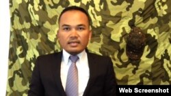 ជន​ម្នាក់​ដែលឲ្យ​ឈ្មោះ​ខ្លួន​ឯង​ថា VP9 ​បាន​ប្រកាស​ពី​គម្រោង​ធ្វើ​រដ្ឋ​ប្រហារ​នៅ​លើ​បណ្តាញ​សង្គម​ Facebook​ (ហ្វេសប៊ុក) និង YouTube កាល​ពី​ថ្ងៃអាទិត្យ។ (រូបថត​ដកស្រង់​ពី Web Screenshot) 