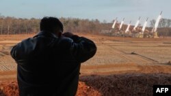 북한 김정은 국무위원장이 18일 서부지구 포병부대 초대형방사포 사격훈련을 지도했다며, 관영매체들이 19일 사진을 공개했다.