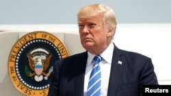 도널드 트럼프 미국 대통령이 전용기 '에어포스원'에서 내리고 있다.