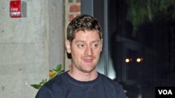 Douglas Gillison, a former reporter for the Cambodia Daily from 2005 to 2011, spoke to the newspaper alumni in Washington DC, on September 8, 2017. (Ten Soksreinith/VOA Khmer)