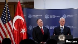 រូបឯកសារ៖ អនុប្រធានាធិបតីអាមេរិកលោក Mike Pence ថ្លែងអំឡុងពេលសន្និសីទសារព័ត៌មានមួយ ជាមួយនឹងរដ្ឋមន្រ្តីការបរទេសអាមេរិកលោក Mike Pompeo នៅស្ថានទូតអាមេរិក ក្នុងក្រុងអង់ការ៉ា ប្រទេសតួកគី កាលពីថ្ងៃទី១៧ ខែតុលា ឆ្នាំ២០១៩។ 