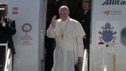 Pope Brings Home Refugee Families From Greek Island