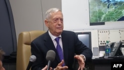 លោក​រដ្ឋមន្ត្រី​ការពារ​ជាតិ Jim Mattis ឡើង​យន្តហោះ​របស់​លោក​ដែល​លោក​នឹង​ធ្វើ​ដំណើរ​ទស្សនកិច្ច​ទៅ​កាន់​ប្រទេស​ចិន កូរ៉េ​ខាង​ត្បូង និង​ជប៉ុន កាលពី​ថ្ងៃទី២៤ ខែមិថុនា ឆ្នាំ២០១៨។