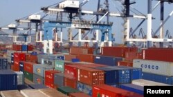 Kontainer produk-produk China yang siap diekspor di pelabuhan Yantai, provinsi Shandong (foto: ilustrasi). Perlambatan ekonomi China memicu turunnya harga komoditas dunia.