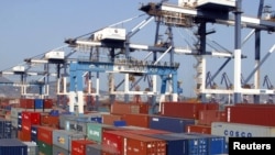 Peti kemas di pelabuhan Yantai di China Timur, provinsi China (Foto: dok/REUTERS/China Daily - RTR16TKZ). 