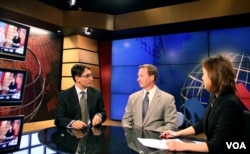 프랭크 자누지 맨스필드 재단 대표(왼쪽), 브루스 클링너 헤리티지 재단 선임 연구원(가운데)과 VOA 조은정 기자가 24일 대담을 가졌다.