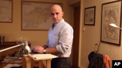 Wartawan New York Times Matthew Rosenberg di kantornya di Afghanistan, 20 Agustus. (AP/Massoud Hossaini)