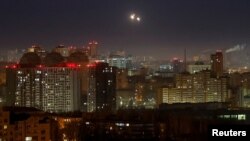 Експлозии се гледаат на небото над Киев за време на руски напад со беспилотно летало, на 25 ноември 2024 година