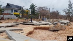 Sebuah jalan di pesisir pantai rusak akibat hantaman Badai Iota di Pulau San Andres, Kolombia, 17 November 2020. 