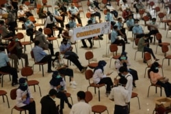 Petugas kesehatan menunggu usai menerima vaksin COVID-19 Sinovac di Sleman, Yogyakarta, 28 Januari 2021. (Foto: Antara/Andreas Fitri Atmoko via REUTERS)