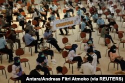 Petugas kesehatan menunggu usai menerima vaksin COVID-19 Sinovac di Sleman, Yogyakarta, 28 Januari 2021. (Foto: Antara/Andreas Fitri Atmoko via REUTERS)