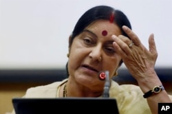 Menteri Luar Negeri India Sushma Swaraj dalam konferensi pers di New Delhi, India, 19 Juni 2016.