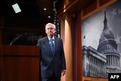 미치 맥코넬 상원 공화당 대표가 23일 워싱턴 국회의사당에서 해외 원조 패키지 표결에 앞서 기자 회견을 하고 있다.