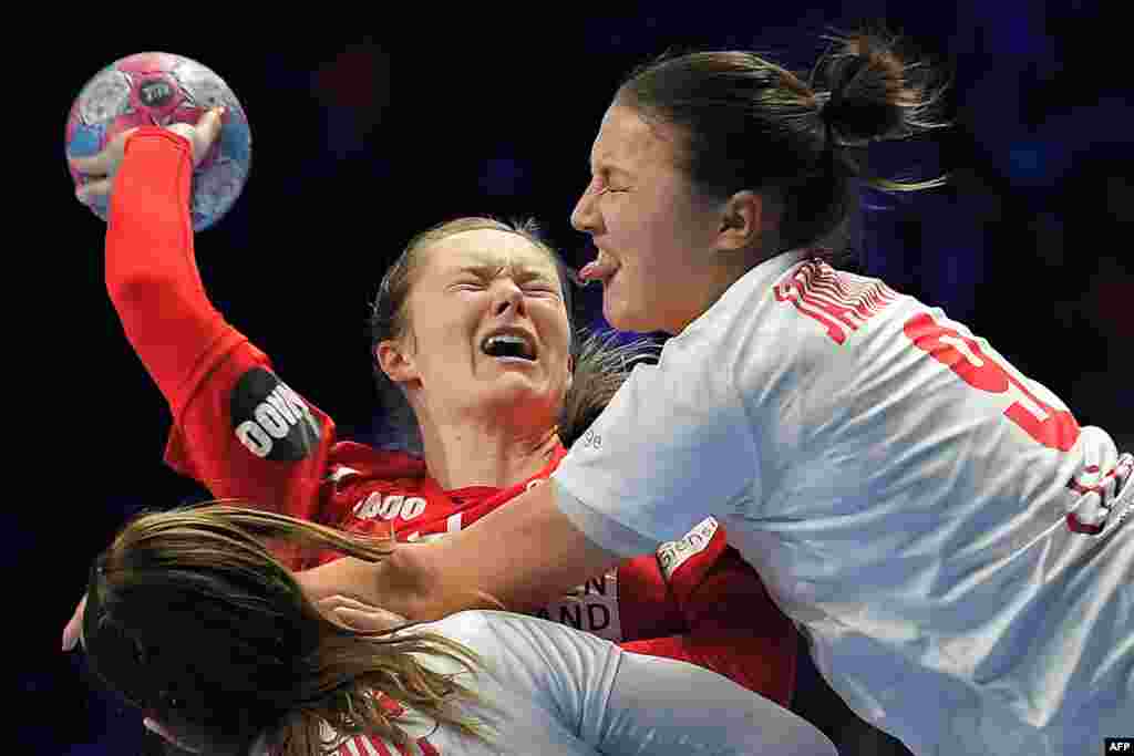 Denmark&#39;s left back Anne Mette Hansen (C) vies with Montenegro&#39;s left back Durdina Jaukovic during the Euro 2018 European Women&#39;s Handball Championship Group 1 main round match between Denmark and Montenegro at the XXL hall in Nantes, western France.
