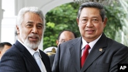 East Timor's Prime Minister Xanana Gusmao (L) is greeted by Indonesia's President Susilo Bambang Yudhoyono before their meeting at the presidential palace in Jakarta, March 22, 2011