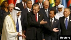 Le président turc Tayyip Erdogan (2e à gauche), avec le roi Salman d'Arabie saoudite (à gauche), le Sultan de Brunei Hassanal Bolkiah (2e à droite), et le président Nursultan Nazarbayev du Kazakhstan (à droite) lors d'une séance de photos de famille au Sommet d'Istanbul de l'Organisation de la coopération islamique (OCI), enTurquie, le 14 avril 2016.